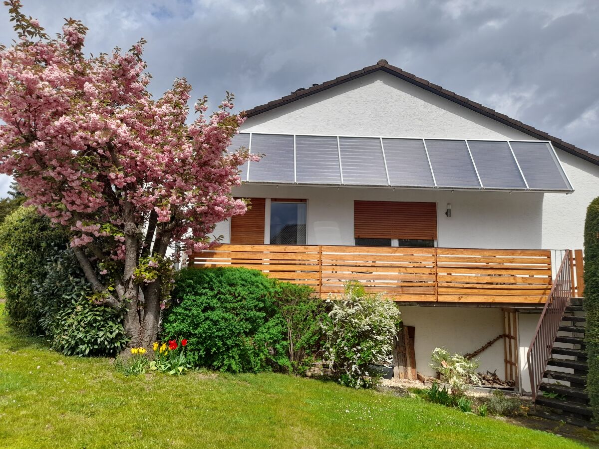 Seitenansicht Wohnhaus, Balkon gehört zur Ferienwohnung