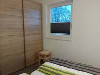 und einem großzügigem Kleiderschrank.
