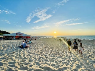 Beobachten Sie den wunderschönen Sonnenuntergang