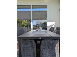 Hochwertige Gartenmöbel auf der Terrasse