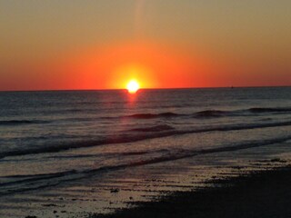 Erholung pur beim Sonnenuntergang am Strand