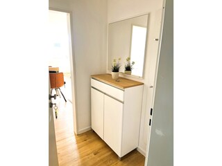 Eingang mit Spiegel und Kommode