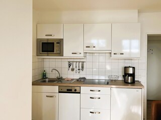 Küche mit Herd, Spülmaschine u. Mikrowelle