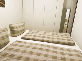 Schlafzimmer mit Doppelbett 1,80 x 2,00 u. Kleiderschra