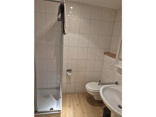 Bad mit Dusche und WC