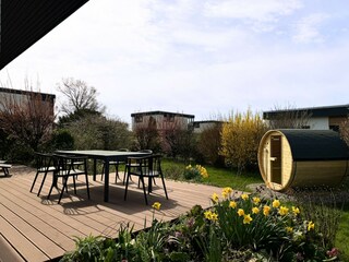 Esstisch auf der Terrasse, perfekt für Mahlzeiten unter freiem Himmel.