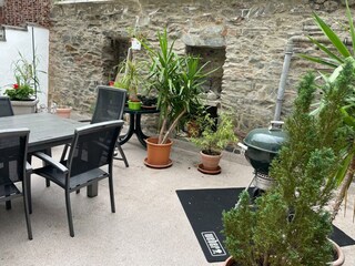 schöne Terrasse mit Grill