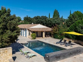 großer Pool mit Terrasse