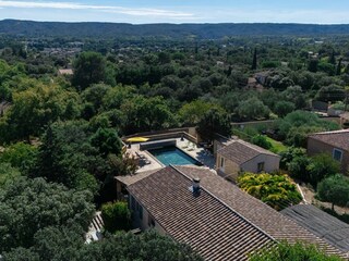 Grundstück (im Vordergrund)