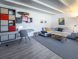 Wohnzimmer mit Schreibtischecke