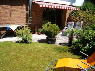Im Garten gibt es Sonnen- und Schattenplätze