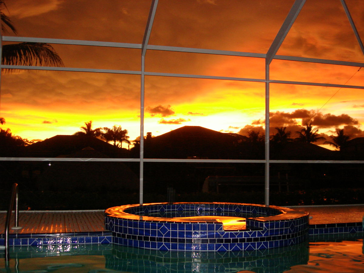 Sonnenuntergang am Pool