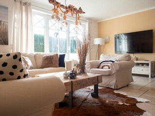 Gemütliches Wohnzimmer mit TV