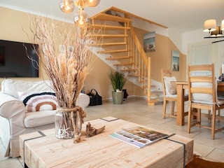 Wohnzimmer und Treppe zum OG