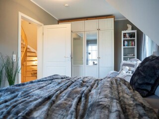 1. Schlafzimmer im OG mit Schrank