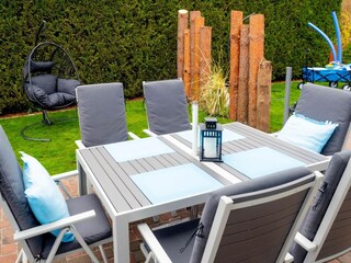 Gartenmöbel auf der Terrasse
