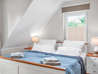 Schlafzimmer mit Blick ins Grüne