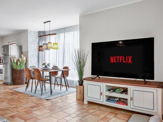 Das Wohnzimmer ist ausgestattet mit einem Smart TV
