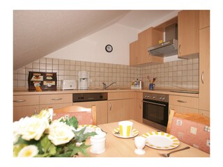 Küche mit Esstisch und 4 Stühlen