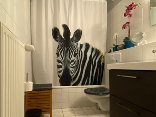 Badezimmer mit Wannen-Duschbad