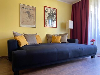 Blick auf die ausgezogene Schlafcouch
