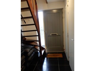 Flur mit Treppe, Zählerschrank und Toilette