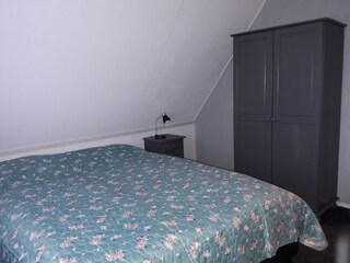 Hauptschlafzimmer:  Kleiderschrank und Spiegel