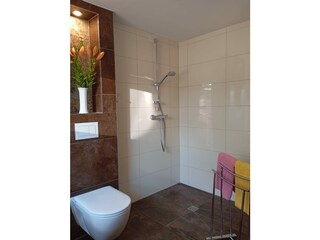 Badezimmer- ebenerdige Dusche