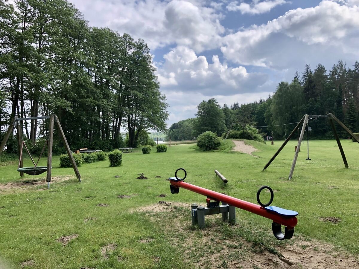 Spielplatz der Badeanstalt mit Tischtennisplatten