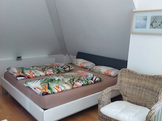 Schlafzimmer 2 mit einem kleinen Balkon...