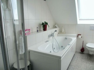 ...mit Whirlwanne und Dusche können Sie herrlich entspannen.