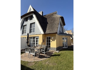 Außenansicht Terrasse mit großem Teak-Tisch