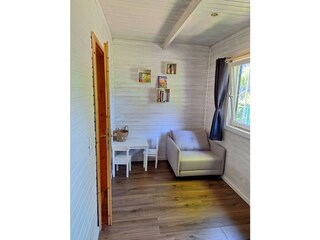 Ausklappbarer Sessel im kleinen Schlafzimmer