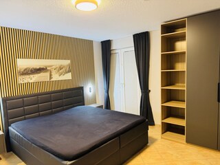 Schlafzimmer mit Box Spring Bett