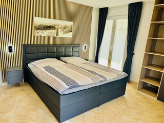 Schlafzimmer mit Doppelbett 180x200