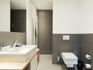 Helles modernes Badezimmer