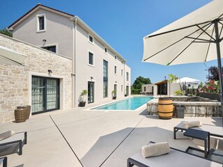 Liegefläche am 60m2 Pool