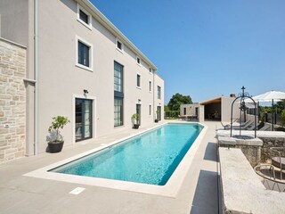 Liegefläche am 60m2 Pool