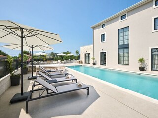 Liegefläche am 60m2 Pool