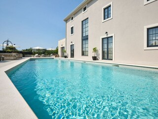 Der Pool ist 16m lang