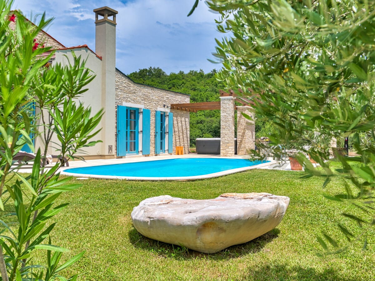 Villa mit Pool und Jacuzzi