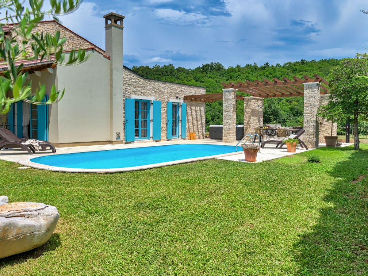 Villa mit Pool und Jacuzzi