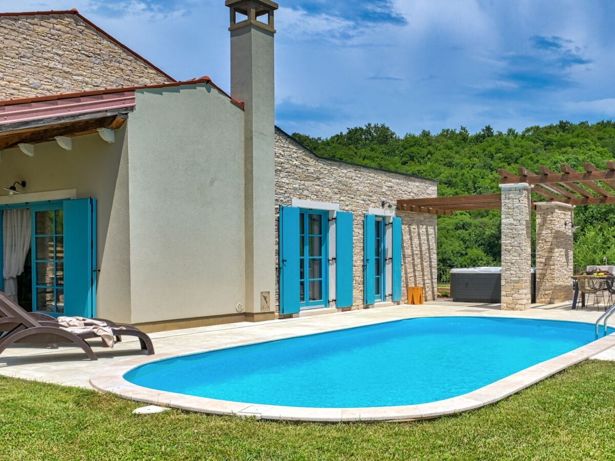 Villa mit Pool und Jacuzzi