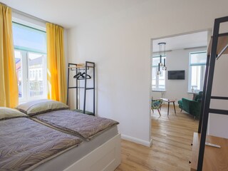 Schlafzimmer mit Blick auf Wohnzimmer