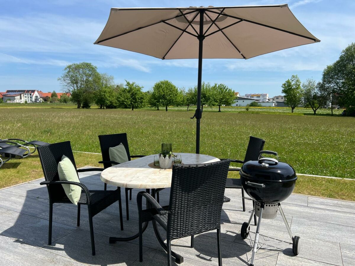 Terrasse mit ungestörtem Ausblick auf Feld und Wiesen