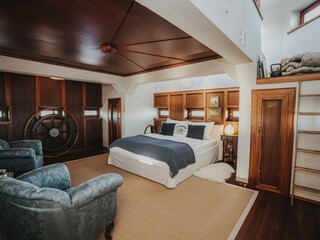 Maritim gestaltet - Steuerrad im "Captain´s Deck"