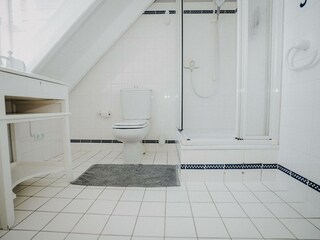 Angrenzendes Bad mit Dusche