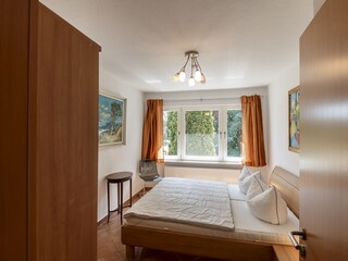 Schlafzimmer mit Doppelbett