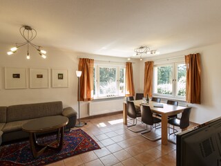 Wohnzimmer mit Esstisch