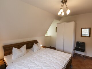 Schlafzimmer mit Doppelbett